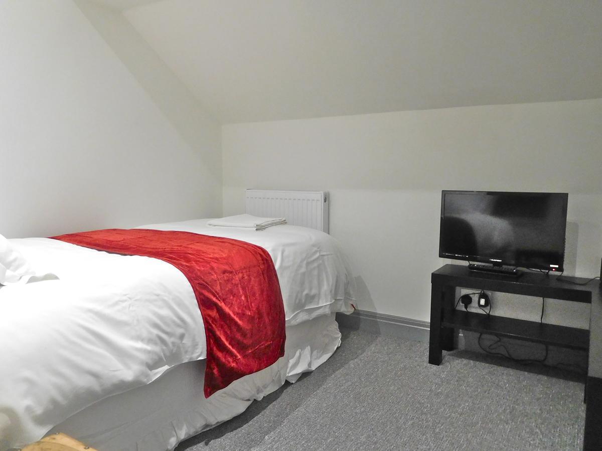 Three-Bedroom Apartment,663568341:JPEG